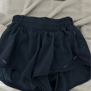 lululemon hotty hot shorts size 0 2.5in